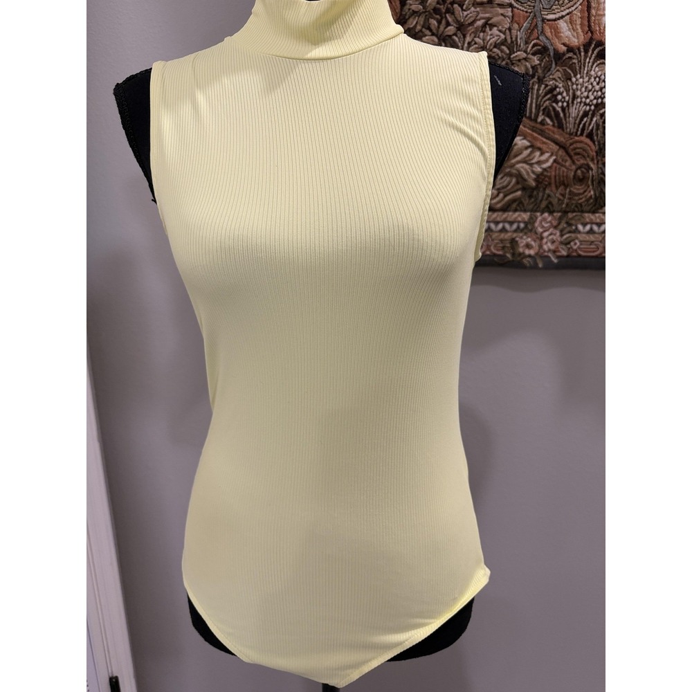 H&M Bodysuit Womens Medium‎ Yellow Ribbed Mock Neck Sleeveless Snap Top